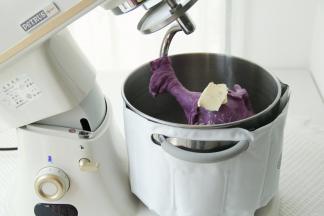 加冰袋控制面温。开一档混合到无干粉，转4档打到面团略光滑挂钩，能扯出粗膜。加黄油，转1档打到黄油与面团融合，转4档打到扩展。