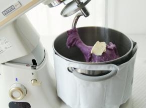 加冰袋控制面温。开一档混合到无干粉，转4档打到面团略光滑挂钩，能扯出粗膜。加黄油，转1档打到黄油与面团融合，转4档打到扩展。