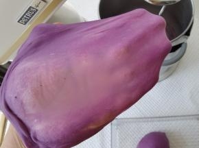 取出打好的面团折叠收圆，切一块慢慢扯开，能撑出透明略结实的薄膜。