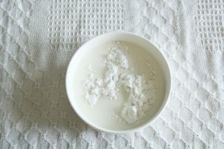 发酵期间准备麻薯材料。除了黄油，糯米粉、细砂糖、玉米淀粉、牛奶混合搅打均匀，盖保鲜膜并扎孔，水开后上锅蒸15-20分钟。