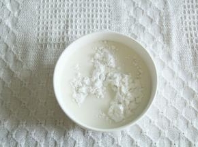 发酵期间准备麻薯材料。除了黄油，糯米粉、细砂糖、玉米淀粉、牛奶混合搅打均匀，盖保鲜膜并扎孔，水开后上锅蒸15-20分钟。