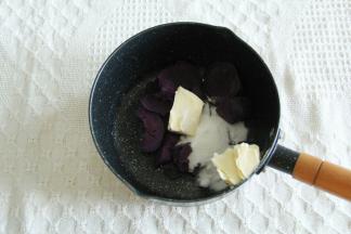 蒸制期间，把熟紫薯压成泥，加细砂糖和黄油，不粘锅炒到材料都混合均匀，并且不粘锅铲的状态。