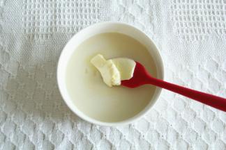 蒸凝固的麻薯，取出趁热加黄油，拌匀至黄油被完全吸收。