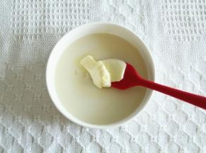 蒸凝固的麻薯，取出趁热加黄油，拌匀至黄油被完全吸收。