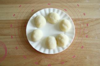 分成40克左右一个，略微蘸一些熟糯米粉防黏，团成团。