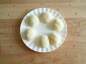 分成40克左右一个，略微蘸一些熟糯米粉防黏，团成团。