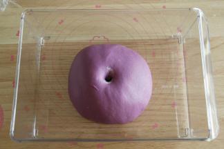 发酵好，手指蘸粉戳洞，不立刻回缩塌陷。取出按压排气。