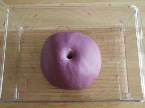 发酵好，手指蘸粉戳洞，不立刻回缩塌陷。取出按压排气。