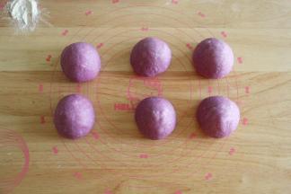 平均分成6份，滚圆盖保鲜膜松弛15分钟。