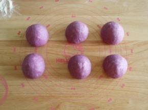 平均分成6份，滚圆盖保鲜膜松弛15分钟。