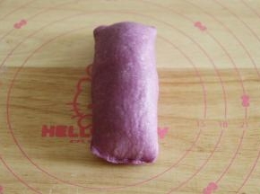 从上往下卷起，底边压薄，收口捏紧，两端可以直接捏紧，整理成长方形。