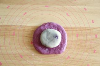 或者也可擀开成圆形，翻面，放上包了紫薯泥的麻薯，略微按扁。