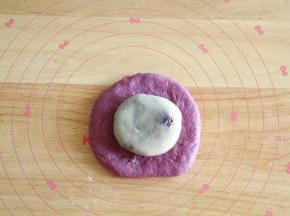 或者也可擀开成圆形，翻面，放上包了紫薯泥的麻薯，略微按扁。