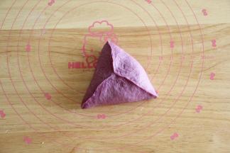 折起捏起成三角形，边一定要捏紧。