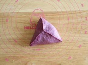 折起捏起成三角形，边一定要捏紧。