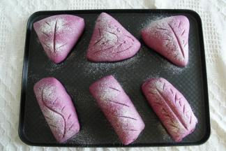 取出预热烤箱190度。撒上一薄层高粉，割口，快、准、狠，尽量破皮不露馅料。