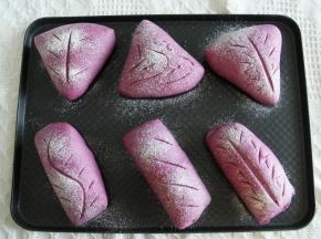 取出预热烤箱190度。撒上一薄层高粉，割口，快、准、狠，尽量破皮不露馅料。