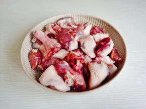 鸭腿洗净剪小块。