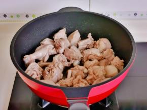 起油锅加入鸭块煎至微黄盛出备用。