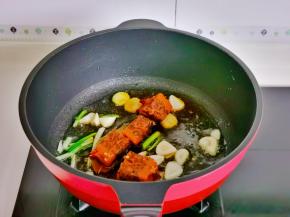 加入火锅底料。