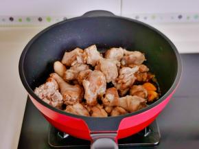 加入煎好的鸭块。