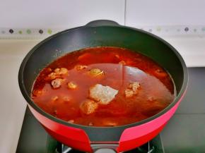 加入纯净水，冰糖盖上盖子将鸭腿炖烂。