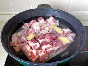 将五花肉清洗干净，冷水下锅加入姜片。