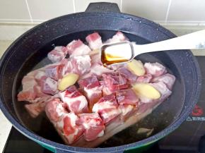 加料酒两勺【五花肉切方块，猪皮不要切断】