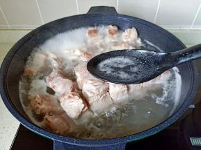 开大火焯水，焯水期间撇去浮沫 。