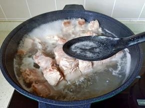 开大火焯水，焯水期间撇去浮沫 。