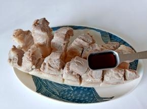 煮好的五花肉取出用厨房纸将水份吸干，放上生抽与蚝油码味。