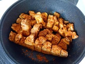 将混合好的辣椒粉，五香粉，盐均匀涂至猪肉上，腌制15分钟入味。