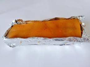  用锡纸将肉皮朝上包裹好，只露出猪皮。