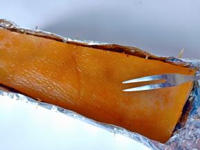 
在猪皮上叉一些孔。