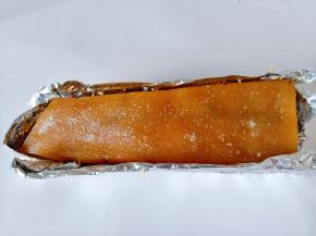 在猪皮表面均匀的刷上一层【小苏打与盐少许，混合在一起再刷】