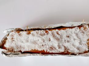 再铺上一层厚厚的海盐。