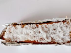 再铺上一层厚厚的海盐。