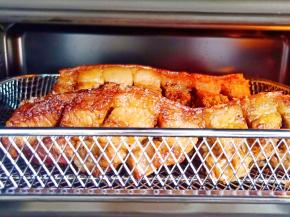 烤好的五花肉将猪皮表面的盐清理干净，去除锡纸，刷一层白醋，把五花肉重新放入烤箱烤网，上下火200度烤15分钟。