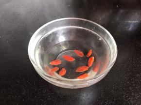 枸杞用开水冲泡备用