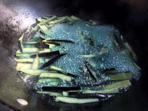 加入茄子，大火煮沸