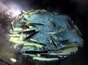 加入茄子，大火煮沸
