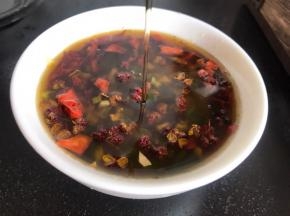 加入所有的调料拌匀备用