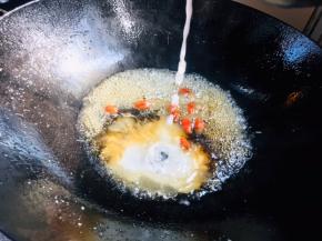 淋入生抽和淀粉水勾芡