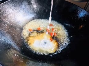 淋入生抽和淀粉水勾芡
