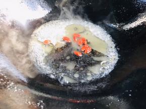 加入枸杞和少许油