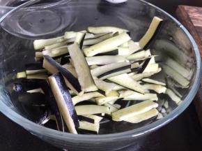茄子洗净切去蒂，切成丝