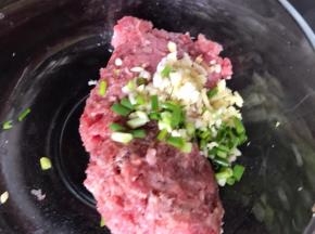 加入葱姜蒜末