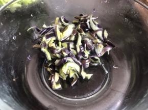 茄子挤干水分