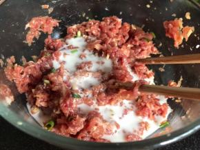 加入淀粉水搅拌均匀，再加入香油拌匀备用