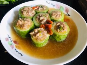 把芡汁淋汁黄瓜酿肉上